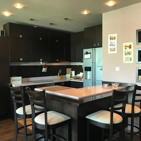 *beverly Hills* Near South Park * Sofia
